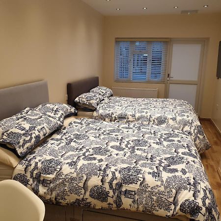 London Luxury Apartments 3 Bedroom Sleeps 8 With 3 Bathrooms 4 Mins Walk To Tube Free Parking Ίλφορντ Εξωτερικό φωτογραφία