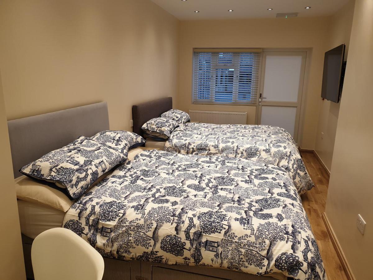 London Luxury Apartments 3 Bedroom Sleeps 8 With 3 Bathrooms 4 Mins Walk To Tube Free Parking Ίλφορντ Εξωτερικό φωτογραφία