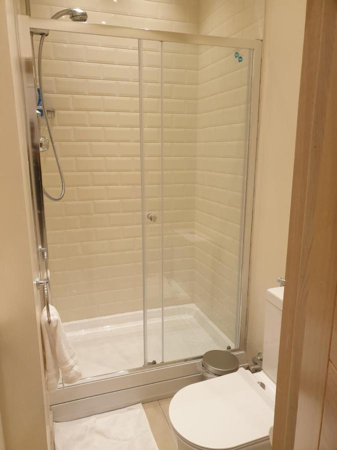 London Luxury Apartments 3 Bedroom Sleeps 8 With 3 Bathrooms 4 Mins Walk To Tube Free Parking Ίλφορντ Εξωτερικό φωτογραφία