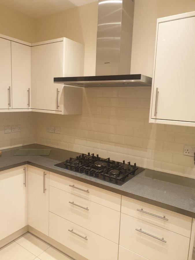 London Luxury Apartments 3 Bedroom Sleeps 8 With 3 Bathrooms 4 Mins Walk To Tube Free Parking Ίλφορντ Εξωτερικό φωτογραφία