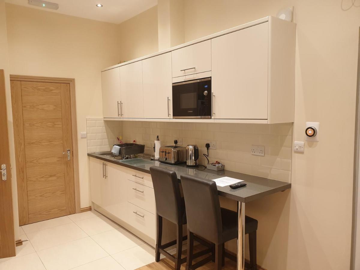 London Luxury Apartments 3 Bedroom Sleeps 8 With 3 Bathrooms 4 Mins Walk To Tube Free Parking Ίλφορντ Εξωτερικό φωτογραφία