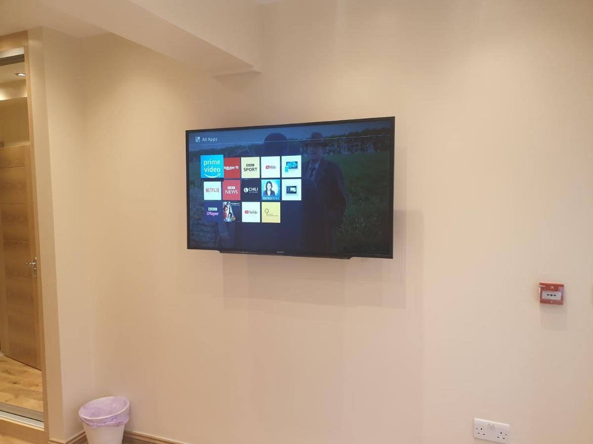 London Luxury Apartments 3 Bedroom Sleeps 8 With 3 Bathrooms 4 Mins Walk To Tube Free Parking Ίλφορντ Εξωτερικό φωτογραφία