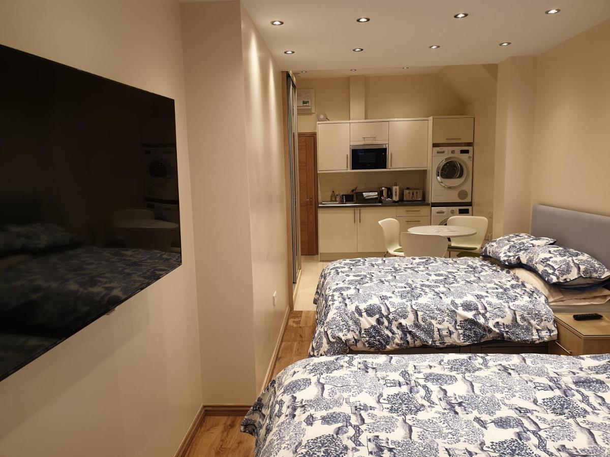 London Luxury Apartments 3 Bedroom Sleeps 8 With 3 Bathrooms 4 Mins Walk To Tube Free Parking Ίλφορντ Εξωτερικό φωτογραφία