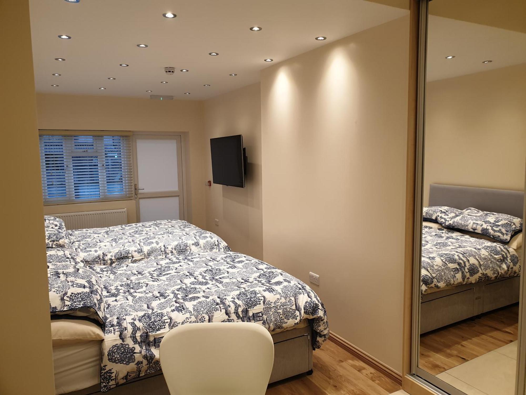 London Luxury Apartments 3 Bedroom Sleeps 8 With 3 Bathrooms 4 Mins Walk To Tube Free Parking Ίλφορντ Εξωτερικό φωτογραφία
